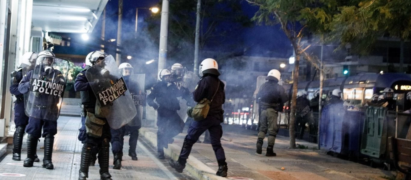Επεισόδια στη Νέα Σμύρνη: Καταθέτει στην ανακρίτρια ο φρουρός που δέχτηκε την επίθεση
